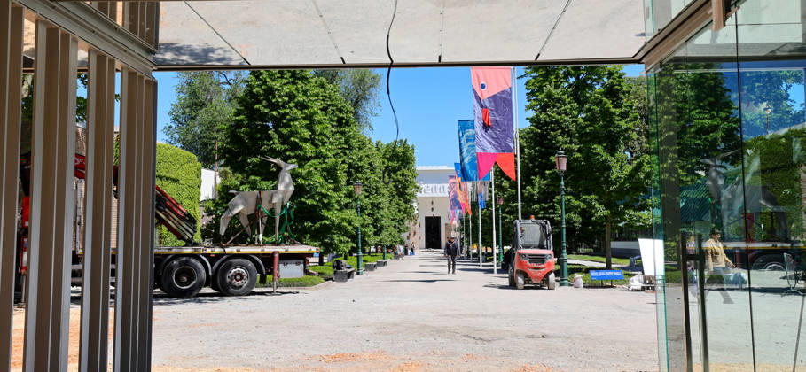 La Biennale di Venezia - 61. Internationale Kunstausstellung IN MINOR KEYS , kuratiert von Koyo Kouoh in Venedig - der Blick auf den VIP-Eingang, hier wird bis zum pre-opening am 6.5.25 noch fleissig gearbeitet Venedig Giardini Arsenale Venetien Arsenale