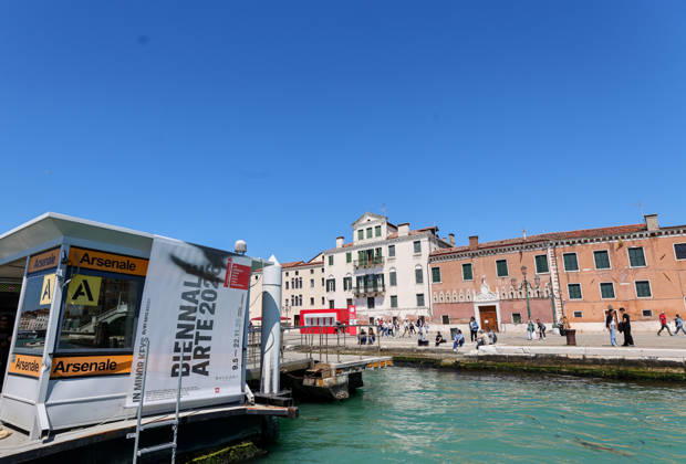 La Biennale di Venezia - 61. Internationale Kunstausstellung IN MINOR KEYS , kuratiert von Koyo Kouoh in Venedig - Blick aus dem Wassertaxi auf die Station Arsenale Venedig Giardini Arsenale Venetien Italien