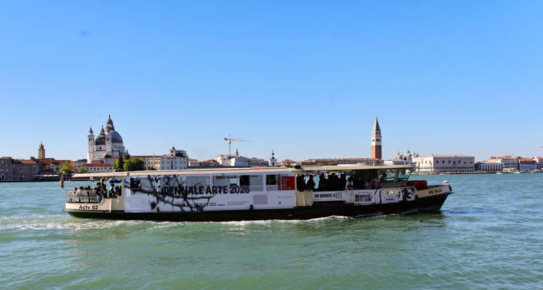 La Biennale di Venezia - 61. Internationale Kunstausstellung IN MINOR KEYS , kuratiert von Koyo Kouoh in Venedig - ein Wassertaxi gebrandet mit La Biennale Werbung , im Hintergrund der Markusplatz Venedig Giardini Arsenale Venetien Italien