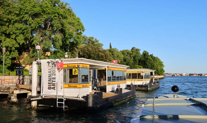 La Biennale di Venezia - 61. Internationale Kunstausstellung IN MINOR KEYS , kuratiert von Koyo Kouoh in Venedig - Blick aus dem Wassertaxi auf die Station Biennale Venedig Giardini Arsenale Venetien Italien