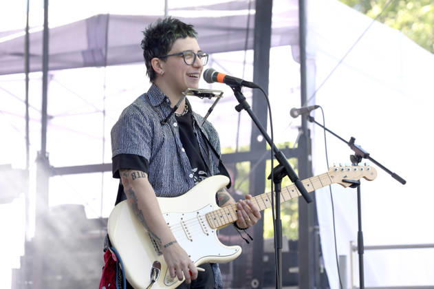 Ryan Cassata live beim 1. Mai Fest auf dem Faustgelände. Hannover, 01.05.2026