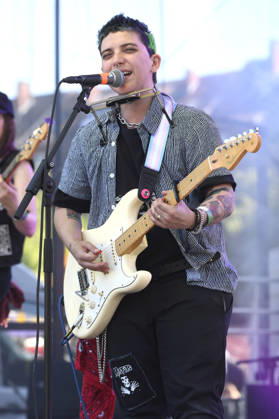Ryan Cassata live beim 1. Mai Fest auf dem Faustgelände. Hannover, 01.05.2026