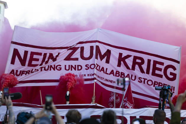 1. Mai 2026 Berlin 01052026 - Der antimilitaristische Block +++ Anlaesslich des Maifeiertags sind in Berlin mehrere Tausend Menschen zur Demonstration Revolutionaerer 1. Mai auf die Strasse gegangen. Der Demozug ging durch den Stadtteil Kreuzberg und Teile von Neukoelln, er passierte auch den Goerlitzer Park. Berlin Kreuzberg Berlin Deutschland