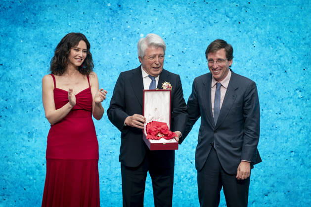 Presentation of the Grand Crosses of the Order of the Dos de Mayo The President of the Community of Madrid, Isabel Díaz Ayuso, the Mayor of Madrid, José Luis Martínez Almeida, and the President of Atlético de Madrid, Enrique Cerezo, during the presentation of the Grand Crosses of the Order of the Dos de Mayo, at the Puerta del Sol in Madrid, on May 2, 2026, in Madrid Spain The Governing Council of the Comunidad de Madrid awards the Grand Cross of the Order of the Dos de Mayo to 14 personalities, institutions and social entities in recognition of their professional careers, solidarity and example 02 MAY 2026 A Pé Espana Copyright: xA.xPÃ rezxMecax 7492479