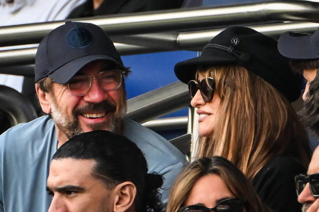 May 2, 2026, Paris, France, France: Penelope CRUZ with her husband Javier BARDEM during the Ligue 1 match between Paris Saint-Germain (PSG) and FC Lorient at Parc des Princes Stadium on May 02, 2026 in Paris, France. Paris France  - ZUMAm308 20260502_zsp_m308_006 Copyright: xMatthieuxMirvillex