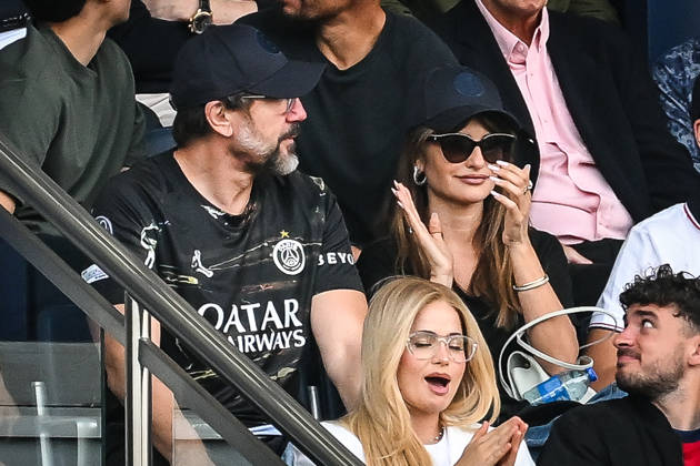 May 2, 2026, Paris, France, France: Penelope CRUZ with her husband Javier BARDEM during the Ligue 1 match between Paris Saint-Germain (PSG) and FC Lorient at Parc des Princes Stadium on May 02, 2026 in Paris, France. Paris France  - ZUMAm308 20260502_zsp_m308_016 Copyright: xMatthieuxMirvillex