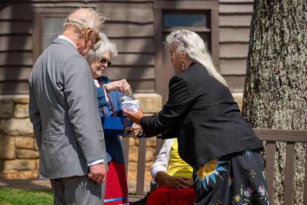 May 2, 2026, Front Royal, Va, United States: King Charles III of the United Kingdom, meets with Monican Indian Nation Tribal Chief Diane Shields, 78, tribe elder Bertie Branham, 83, and Director of Monican Indian museum Sue Elliott, 68, during a visit to Shenandoah National Park as Superintendent Tracy Stakely, left, looks on during a visit to the Dickey Ridge section, April 30, 2026 in Front Royal, Virginia. Front Royal United States - ZUMAp138 20260502_zaa_p138_069 Copyright: xShenandoahnps NationalxParkx