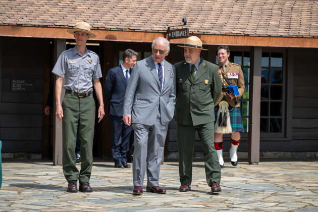 May 2, 2026, Front Royal, Va, United States: King Charles III of the United Kingdom, alongside ranger Karl Rand, left, and Tracy Stakely, right, Superintendent of Shenandoah National Park depart the Visitor Center during a visit to the Dickey Ridge section, April 30, 2026 in Front Royal, Virginia. The King is visiting in celebration of the 250th anniversary of American independence. Front Royal United States - ZUMAp138 20260502_zaa_p138_071 Copyright: xShenandoahnps NationalxParkx