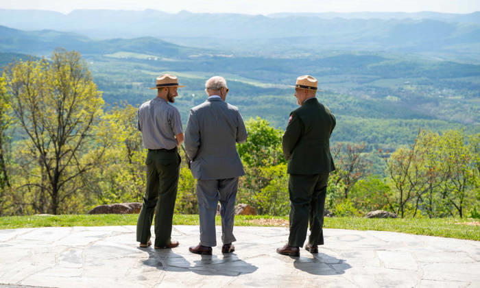 May 2, 2026, Front Royal, Va, United States: King Charles III of the United Kingdom, center, takes in the view from an overlook with Park Ranger Evan Childress, left, and Superintendent Tracy Stakely, right, during a visit to the Shenandoah National Park Dickey Ridge section, April 30, 2026 in Front Royal, Virginia. The King is visiting in celebration of the 250th anniversary of American independence. Front Royal United States - ZUMAp138 20260502_zaa_p138_065 Copyright: xShenandoahnps NationalxParkx