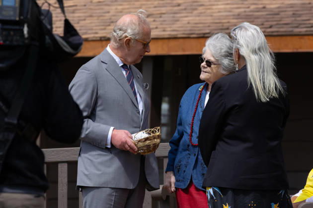 May 2, 2026, Front Royal, Va, United States: King Charles III of the United Kingdom, meets with Monican Indian Nation Tribal Chief Diane Shields, 78, and Monican Indian museum director Sue Elliott, 68, during a visit to Shenandoah National Park as Superintendent Tracy Stakely, left, looks on during a visit to the Dickey Ridge section, April 30, 2026 in Front Royal, Virginia. Front Royal United States - ZUMAp138 20260502_zaa_p138_056 Copyright: xAndrewxKing UsxInteriorx