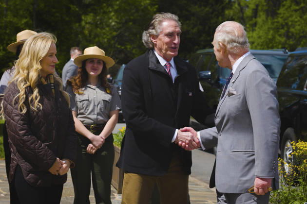 May 2, 2026, Front Royal, Va, United States: U.S. Interior Secretary Doug Burgum, center, welcomes King Charles III of the United Kingdom, right, as Kathryn Burgum, left, looks on during his arrival to Shenandoah National Park, April 30, 2026 in Front Royal, Virginia. The King is visiting in celebration of the 250th anniversary of American independence. Front Royal United States - ZUMAp138 20260502_zaa_p138_039 Copyright: xAndrewxKing InteriorxDepartmentx