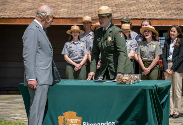 May 2, 2026, Front Royal, Va, United States: King Charles III of the United Kingdom, left, is made an honorary junior ranger by Kirsten Talken-Spaulding, deputy regional director for the National Park Service, during a visit to the Shenandoah National Park Dickey Ridge section, April 30, 2026 in Front Royal, Virginia. The King is visiting in celebration of the 250th anniversary of American independence. Front Royal United States - ZUMAp138 20260502_zaa_p138_040 Copyright: xShenandoahnps NationalxParkx