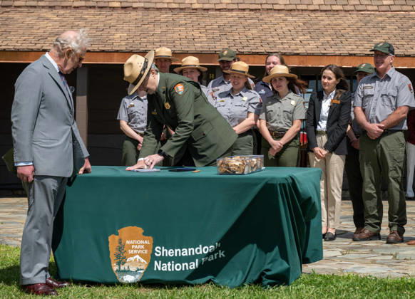 May 2, 2026, Front Royal, Va, United States: King Charles III of the United Kingdom, left, is made an honorary junior ranger by Kirsten Talken-Spaulding, deputy regional director for the National Park Service, during a visit to the Shenandoah National Park Dickey Ridge section, April 30, 2026 in Front Royal, Virginia. The King is visiting in celebration of the 250th anniversary of American independence. Front Royal United States - ZUMAp138 20260502_zaa_p138_026 Copyright: xShenandoahnps NationalxParkx