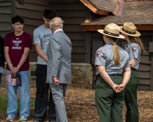 May 2, 2026, Front Royal, Va, United States: King Charles III of the United Kingdom, meets with junior rangers during a visit to the Shenandoah National Park Dickey Ridge section, April 30, 2026 in Front Royal, Virginia. The King is visiting in celebration of the 250th anniversary of American independence. Front Royal United States - ZUMAp138 20260502_zaa_p138_025 Copyright: xShenandoahnps NationalxParkx