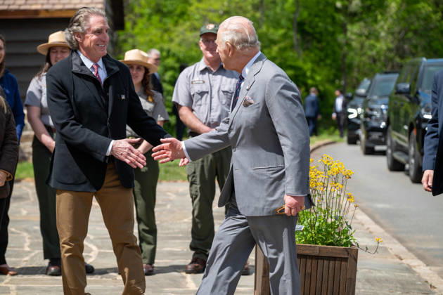May 2, 2026, Front Royal, Va, United States: U.S. Interior Secretary Doug Burgum, right, welcomes King Charles III of the United Kingdom on arrival for a visit to Shenandoah National Park, April 30, 2026 in Front Royal, Virginia. The King is visiting in celebration of the 250th anniversary of American independence. Front Royal United States - ZUMAp138 20260502_zaa_p138_020 Copyright: xShenandoahnps NationalxParkx