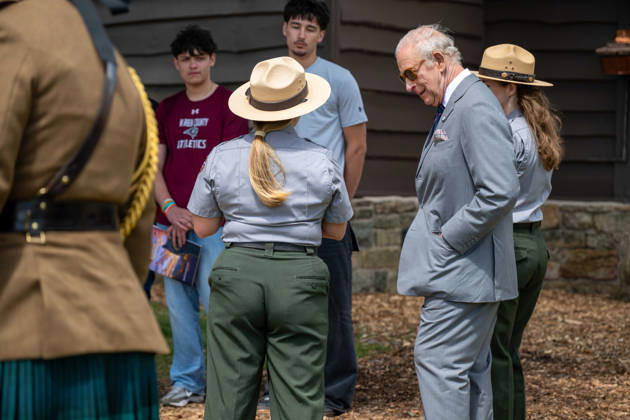 May 2, 2026, Front Royal, Va, United States: King Charles III of the United Kingdom, meets with junior rangers during a visit to the Shenandoah National Park Dickey Ridge section, April 30, 2026 in Front Royal, Virginia. The King is visiting in celebration of the 250th anniversary of American independence. Front Royal United States - ZUMAp138 20260502_zaa_p138_017 Copyright: xShenandoahnps NationalxParkx