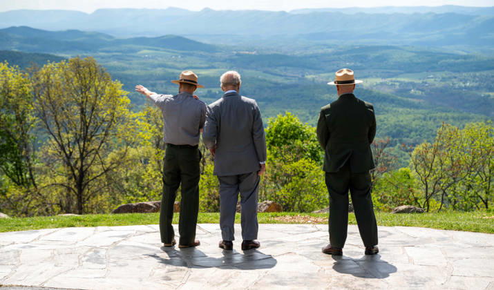 May 2, 2026, Front Royal, Va, United States: King Charles III of the United Kingdom, center, takes in the view from an overlook with Park Ranger Evan Childress, left, and Superintendent Tracy Stakely, right, during a visit to the Shenandoah National Park Dickey Ridge section, April 30, 2026 in Front Royal, Virginia. The King is visiting in celebration of the 250th anniversary of American independence. Front Royal United States - ZUMAp138 20260502_zaa_p138_021 Copyright: xShenandoahnps NationalxParkx