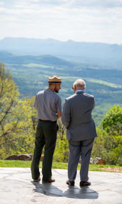 May 2, 2026, Front Royal, Va, United States: King Charles III of the United Kingdom, right, takes in the view from an overlook with Park Ranger Evan Childress, during a visit to the Shenandoah National Park Dickey Ridge section, April 30, 2026 in Front Royal, Virginia. The King is visiting in celebration of the 250th anniversary of American independence. Front Royal United States - ZUMAp138 20260502_zaa_p138_014 Copyright: xShenandoahnps NationalxParkx