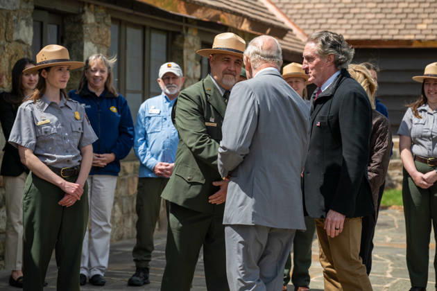 May 2, 2026, Front Royal, Va, United States: King Charles III of the United Kingdom, right, is welcomed by Tracy Stakely, Superintendent of Shenandoah National Park, center, as U.S Interior Secretary David Bernhardt, right, looks on during a visit to Dickey Ridge section, April 30, 2026 in Front Royal, Virginia. The King is visiting in celebration of the 250th anniversary of American independence. Front Royal United States - ZUMAp138 20260502_zaa_p138_012 Copyright: xShenandoahnps NationalxParkx