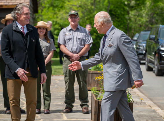 May 2, 2026, Front Royal, Va, United States: U.S. Interior Secretary Doug Burgum, right, welcomes King Charles III of the United Kingdom on arrival for a visit to Shenandoah National Park, April 30, 2026 in Front Royal, Virginia. The King is visiting in celebration of the 250th anniversary of American independence. Front Royal United States - ZUMAp138 20260502_zaa_p138_001 Copyright: xShenandoahnps NationalxParkx