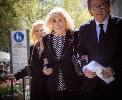 Adorfs Witwe Monique Faye wird von Freunden gestützt Trauerfeier für Mario Adorf in der Jesuitenkirche St. Michael in München Datum: 02.05.2026