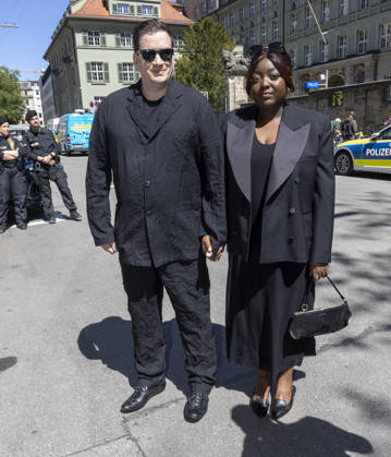 Dominik Elstner mit neuer Freundin Miriam Trauerfeier für Mario Adorf in der Jesuitenkirche St. Michael in München Datum: 02.05.2026