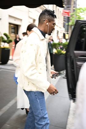 Jon Batiste and his wife Suleika Jaouad are seen arriving at The Carlyle Hotel in New York City ahead of the Met Gala On May 2, 2026 Gedeon Taieb Bestimage New York Etats Unis  Copyright: xGedeonxTaiebx xBestimagexGedeonxTaiebx xBestimagex