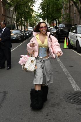 Rapper Doja Cat arrives at the back entrance of the Carlyle two days before the Met Gala in New York On May 2, 2026 Gedeon Taieb Bestimage New York Etats Unis  Copyright: xGedeonxTaiebx xBestimagexGedeonxTaiebx xBestimagex