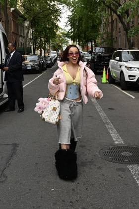 Rapper Doja Cat arrives at the back entrance of the Carlyle two days before the Met Gala in New York On May 2, 2026 Gedeon Taieb Bestimage New York Etats Unis  Copyright: xGedeonxTaiebx xBestimagexGedeonxTaiebx xBestimagex