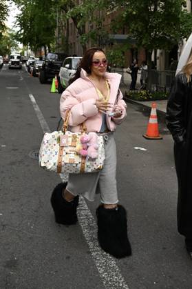Rapper Doja Cat arrives at the back entrance of the Carlyle two days before the Met Gala in New York On May 2, 2026 Gedeon Taieb Bestimage New York Etats Unis  Copyright: xGedeonxTaiebx xBestimagexGedeonxTaiebx xBestimagex