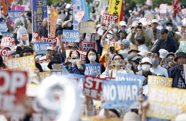 Rally against amendment of Constitution People opposing the proposed amendment of Japan s Constitution rally in Tokyo on May 3, 2026, the Constitution Day national holiday.  A14AA0005510796P