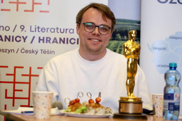 Russian co-director and lead actor Pavel Pasha Talankin poses with Oscar statuette for his film Mr. Nobody Against Putin, which was lost on his flight back from the United States to Germany. Pavel Talankin is guest at the Cinema on the Border film festival in Tesin, Poland, May 3, 2026. (CTKxPhoto PetrxSznapka) CTKPhotoP2026050303164  CTKPhotoP2026050303164
