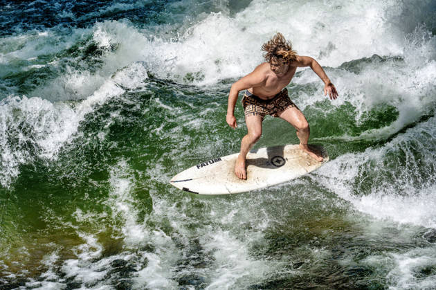 News Bilder des Tages Die berühmte Surfwelle iläuft wieder! Surfer auf der Eisbachwelle am Sonntagmittag, München, 3. Mai 2026 Deutschland, München, 3. Mai 2026, die berühmte Surfwelle läuft wieder! Surfer auf der Eisbachwelle am Sonntagmittag, viele Surfer freuen sich über die Rückkehr der Welle, die Surfwelle ist seit ein paar Tagen wie durch ein Wunder wieder da, Spekulation: durch höheren Wasserstand und eine bessere Strömung hat sich die perfekte Welle wohl von selbst wieder stabilisiert, es sind keine illegalen Einbauten bekannt, es gilt jedoch weiter das Surfverbot der Stadt, schönster Frühlingswetter mit Temperaturen um die 23, 24 Grad, River Surfing, Frühling, Bayern,