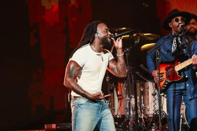 2026 iHeartCountry Festival - Show Shaboozey performs onstage during the 2026 iHeartCountry Festival presented by Capital One at Moody Center on May 02, 2026 in Austin, Texas. Austin Moody Center Texas United States of America Copyright: xOzziexBloom imageSPACEx