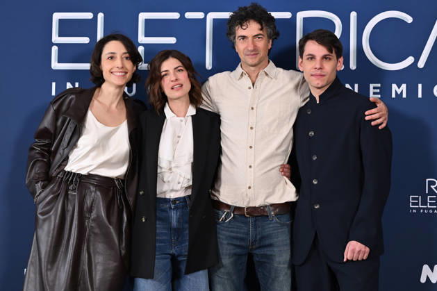 Foto IPP - Domenico Cippitelli Gruppo Editoriale LiveMedia Roma 03 05 2026 photocall della serie TV Rosa Elettrica Nella foto da sinistra Nella foto l attrice Elena Lietti con l attrice Maria Chiara Giannetta il regista Davide Marengo e l attore Francesco Di Napoli Italy Photo Press - World Copyright Photocall ROSA ELETTRICA News