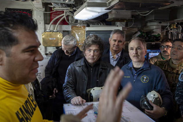 May 3, 2026, Uss Nimitz, Atlantic Ocean, International Waters: Argentine President Javier Milei, center, is briefed before observing flight operations in the operations room of Nimitz-class aircraft carrier USS Nimitz during exercise Southern Seas, April 30, 2026, on the Atlantic Ocean. Uss Nimitz International Waters - ZUMAp138 20260503_zaa_p138_004 Copyright: xMc2xPeterxMchaddad U.SxNavyx