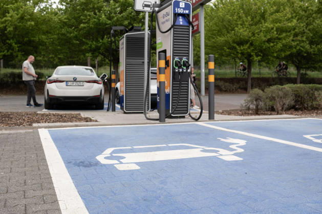 Elektroauto an Schnellladesäule auf Parkplatz 03.05.2026, Selters: Symbolfoto, Illustrationsbild, Symbolbild, Illustrationsfoto, Alltagsszene Ein Elektroauto steht an einer Schnellladesäule auf einem ausgewiesenen Ladeparkplatz. Im Vordergrund ist die Markierung für Elektrofahrzeuge sichtbar. Das Bild zeigt moderne Ladeinfrastruktur und steht für Elektromobilität und Energiewende im öffentlichen Raum. Selters Hessen Deutschland Copyright: xAlexandraxWagnerx