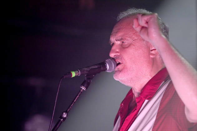 Michel Ochowiak von Les NÃ gresses Vertes live bei einem Konzert ihrer Zobi Tour in der Fabrik. Hamburg, 03.05.2026