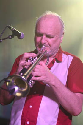Michel Ochowiak von Les NÃ gresses Vertes live bei einem Konzert ihrer Zobi Tour in der Fabrik. Hamburg, 03.05.2026