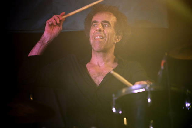 Matthieu Rabate von Les NÃ gresses Vertes live bei einem Konzert ihrer Zobi Tour in der Fabrik. Hamburg, 03.05.2026