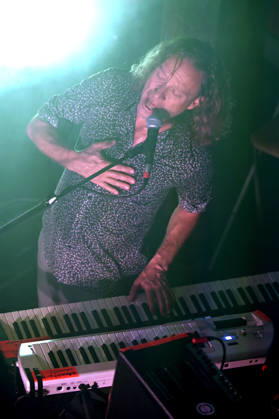 Mathieu Matias Canavese von Les NÃ gresses Vertes live bei einem Konzert ihrer Zobi Tour in der Fabrik. Hamburg, 03.05.2026