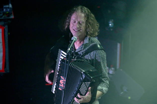 Mathieu Matias Canavese von Les NÃ gresses Vertes live bei einem Konzert ihrer Zobi Tour in der Fabrik. Hamburg, 03.05.2026