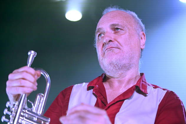 Michel Ochowiak von Les NÃ gresses Vertes live bei einem Konzert ihrer Zobi Tour in der Fabrik. Hamburg, 03.05.2026