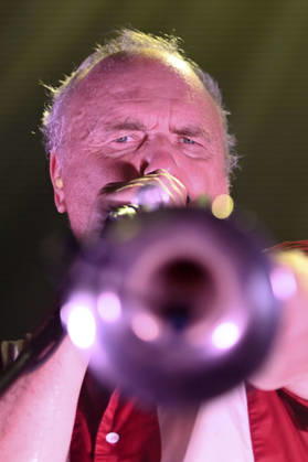 Michel Ochowiak von Les NÃ gresses Vertes live bei einem Konzert ihrer Zobi Tour in der Fabrik. Hamburg, 03.05.2026