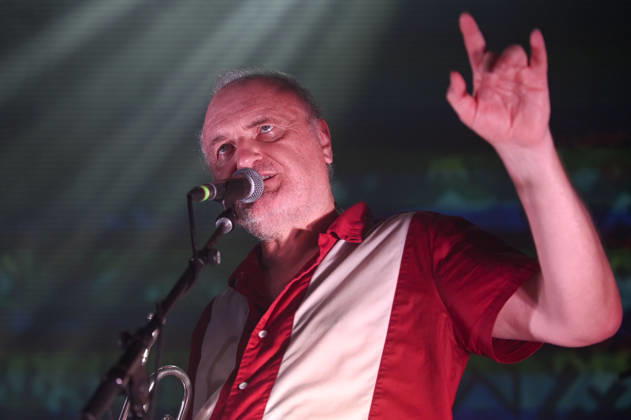 Michel Ochowiak von Les NÃ gresses Vertes live bei einem Konzert ihrer Zobi Tour in der Fabrik. Hamburg, 03.05.2026