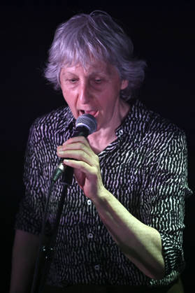 Iza Mellino von Les NÃ gresses Vertes live bei einem Konzert ihrer Zobi Tour in der Fabrik. Hamburg, 03.05.2026