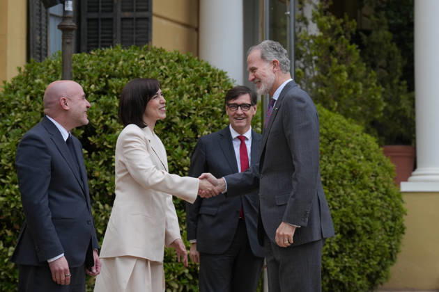 King Felipe VI greets the Minister of Science, Diana Morant, the President of the Generalitat de Catalunya, Salvador Illa, and the Government Delegate in Catalonia, Carlos Prieto, upon his arrival at the presentation of the National Research Awards 2025, at the Palau Pedralbes, May 4, 2026, in Barcelona, Catalonia Spain These awards are Spains most important recognition in the field of scientific research, and highlight the talent of the people and organizations which, through their work, contribute to the progress of society 04 MAY 2026 Spain Copyright: xDavidxZorrakinox 7497357