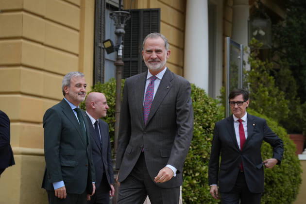 King Felipe VI greets the Minister of Science, Diana Morant, the President of the Generalitat de Catalunya, Salvador Illa, the Mayor of Barcelona, Jaume Collboni, and the Government Delegate in Catalonia, Carlos Prieto upon his arrival at the presentation of the National Research Awards 2025, at the Palau Pedralbes, on May 4, 2026, in Barcelona, Catalonia Spain These awards are Spains most important recognition in the field of scientific research, and highlight the talent of the people and organizations which, through their work, contribute to the advancement and progress of society 04 MAY 2026 Spain Copyright: xDavidxZorrakinox 7497446