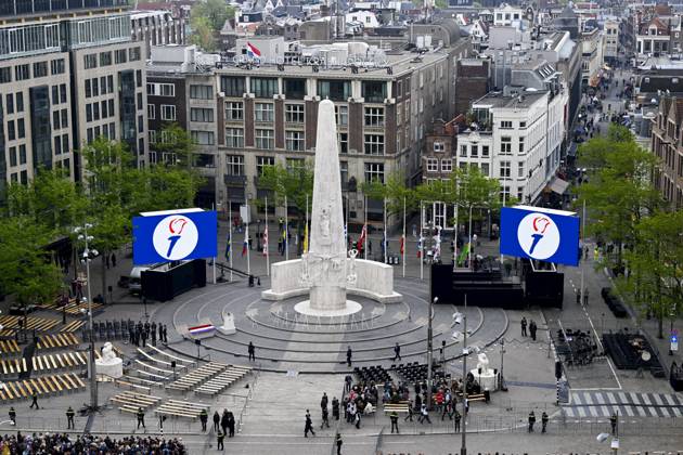 Amsterdam, The Netherlands, 2026-05-04 18:37:11 AMSTERDAM, 04-05-2026, Dam Square. King Willem-Alexander, Queen Maxima, and Prime Minister Rob Jetten attend the memorial service at De Nieuwe Kerk in Amsterdam. Subsequently, the Royal Couple lays a wreath at the National Monument on Dam Square. PHOTO: NLBeeld Patrick van Emst Credit: NL Beeld Patrick van Emst  Copyright: xx x