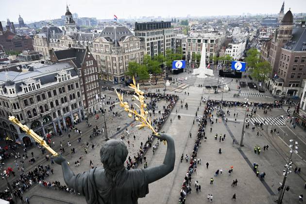 Amsterdam, The Netherlands, 2026-05-04 18:17:34 AMSTERDAM, 04-05-2026, Dam Square. King Willem-Alexander, Queen Maxima, and Prime Minister Rob Jetten attend the memorial service at De Nieuwe Kerk in Amsterdam. Subsequently, the Royal Couple lays a wreath at the National Monument on Dam Square. PHOTO: NLBeeld Patrick van Emst Credit: NL Beeld Patrick van Emst  Copyright: xx x